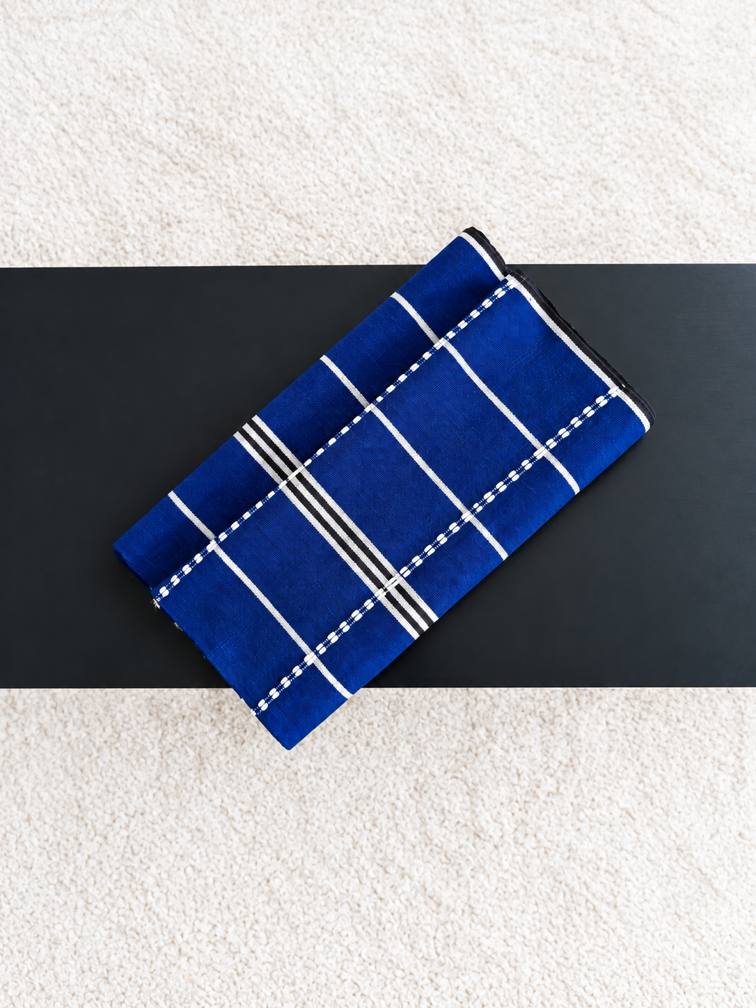 Détail du tissage du tissu africain Danfani Azurite quadrillé bleu et blanc